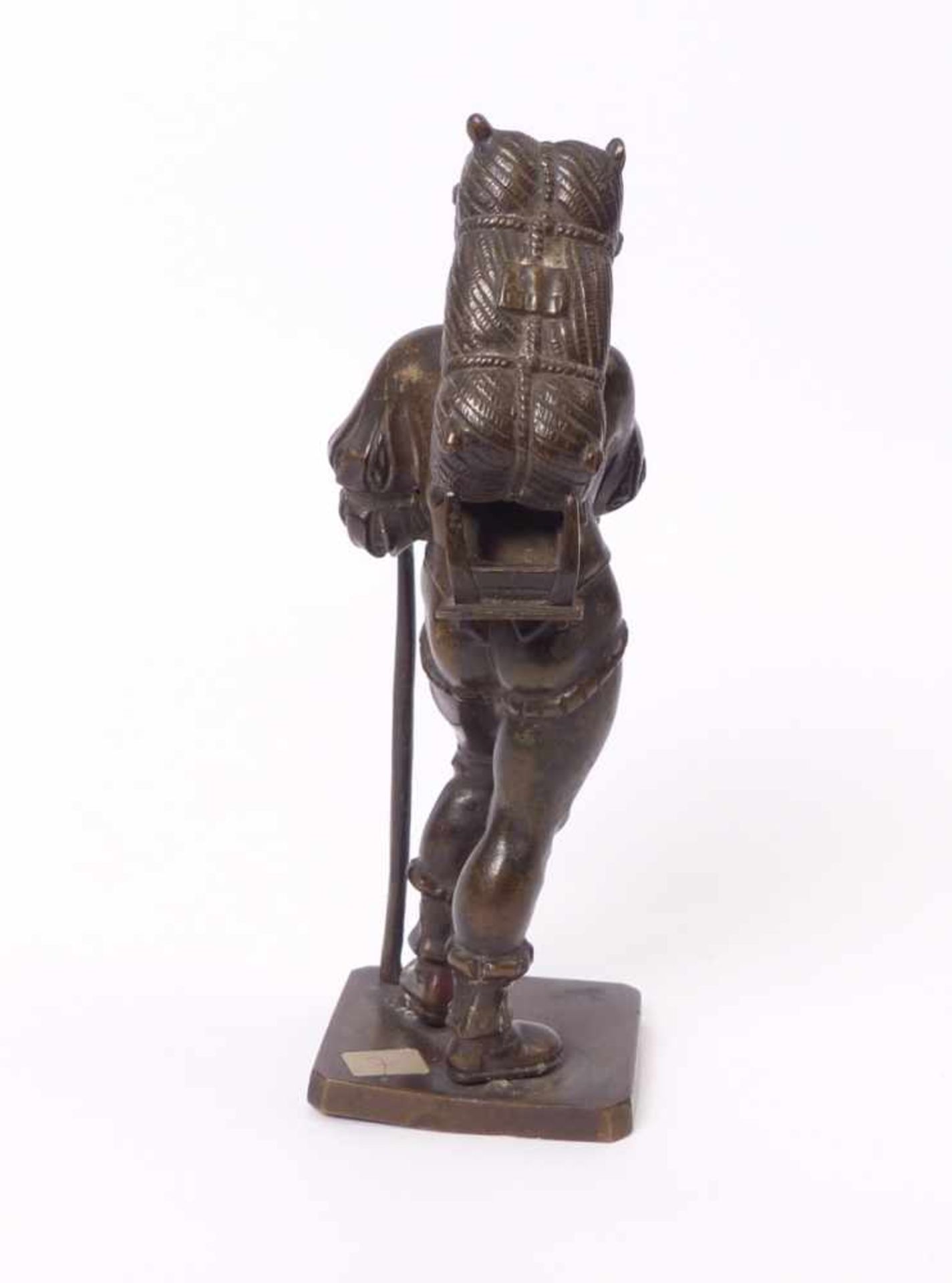 Büttenmännchen 19. Jh. Auf Plinthe stehender Mann mit geschulterter Kiepe und Wanderstab. Bronze, - Bild 4 aus 4