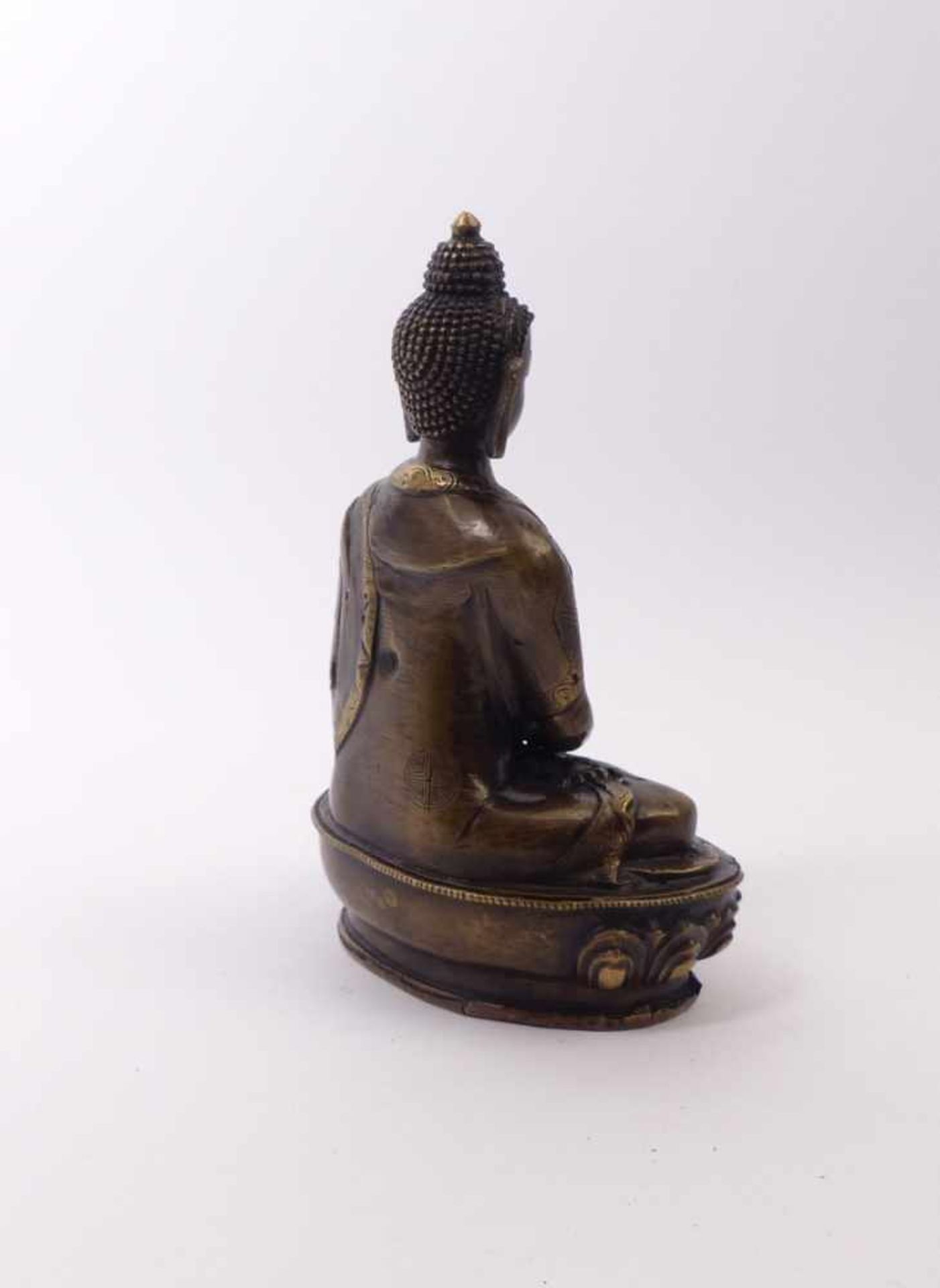 Buddha mit Almosenschale Tibet, 19. Jh. Auf Lotossockel im Padmasana sitzend, gekleidet in ein teils - Bild 2 aus 4