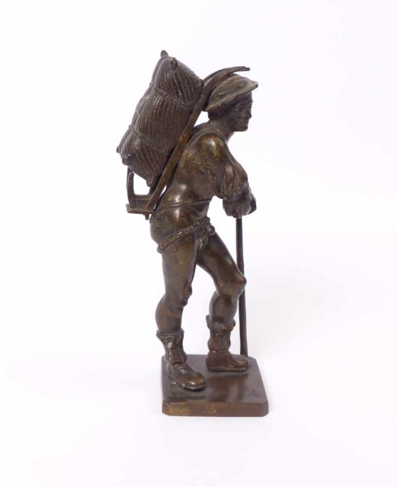 Büttenmännchen 19. Jh. Auf Plinthe stehender Mann mit geschulterter Kiepe und Wanderstab. Bronze, - Bild 2 aus 4
