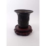 Vase mit Drachendekor Japan Glockenform, zylindrischer Mantel mit zwei Wolkendrachen im Relief,