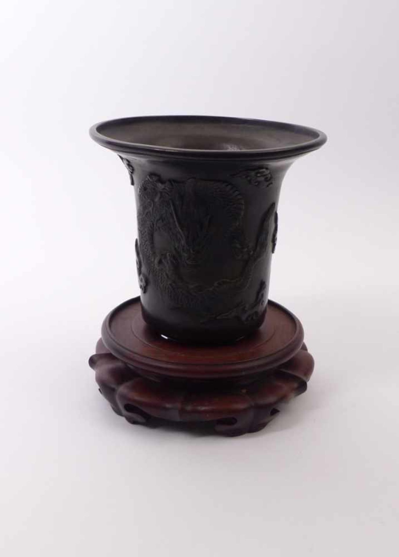 Vase mit Drachendekor Japan Glockenform, zylindrischer Mantel mit zwei Wolkendrachen im Relief,