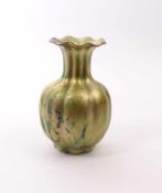 Kleine Vase Vilmos Zsolnay, Pécs (Ungarn) - um 1920 Bauchiger, gerippter Korpus mit langem, sich