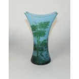 Vase mit FlusslandschaftWohl Frankreich, A. 20. Jh.Taillierte Wandung, die Mündung vierseitig