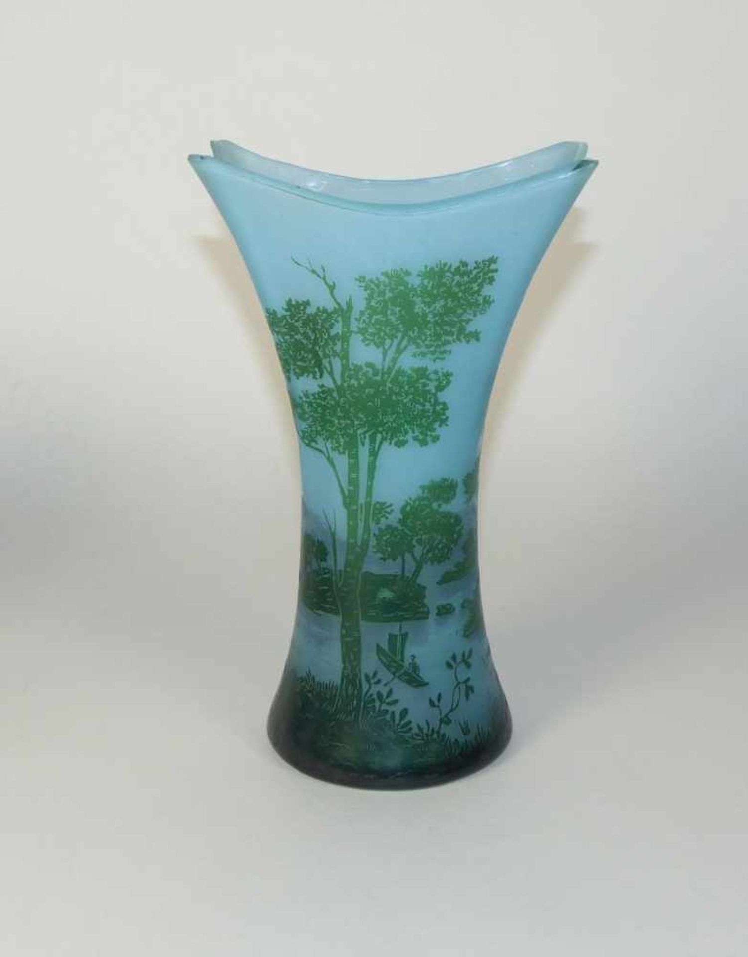 Vase mit FlusslandschaftWohl Frankreich, A. 20. Jh.Taillierte Wandung, die Mündung vierseitig