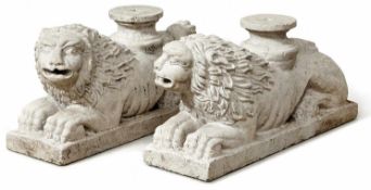 Löwenpaar als SäulenbasisItalien, 19. Jh.Auf flachem, rechteckigem Sockel liegend vollrund
