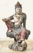 Figur einer sitzenden Bodhisattva GuanyinChina, Ming DynastieAuf einem Felsen sitzend in reich