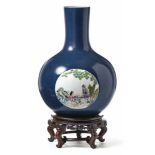 Tianqiuping-Vase auf HolzstandChina, Qing-Dynastie, Guangxu-Periode - um 1890/1900Große,