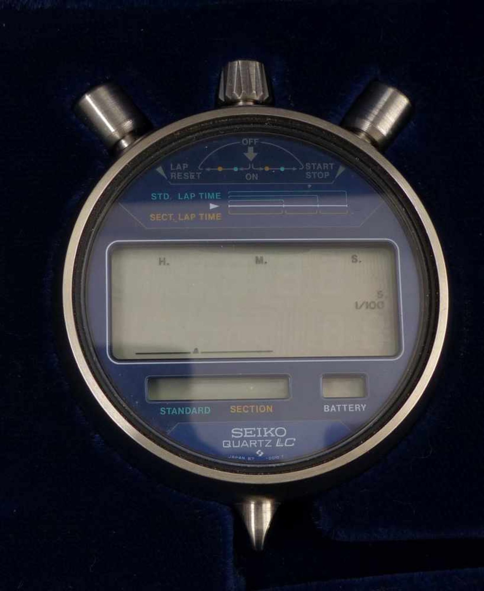 Seiko-Stoppuhr im EtuiE. 20. Jh.Rundes Gehäuse mit digitaler Anzeige. Edelstahl. Ø 5 cm.