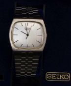 Seiko-HerrenarmbanduhrE. 20. Jh.Tonneauförmiges Gehäuse, silberfarbenes Zifferblatt mit