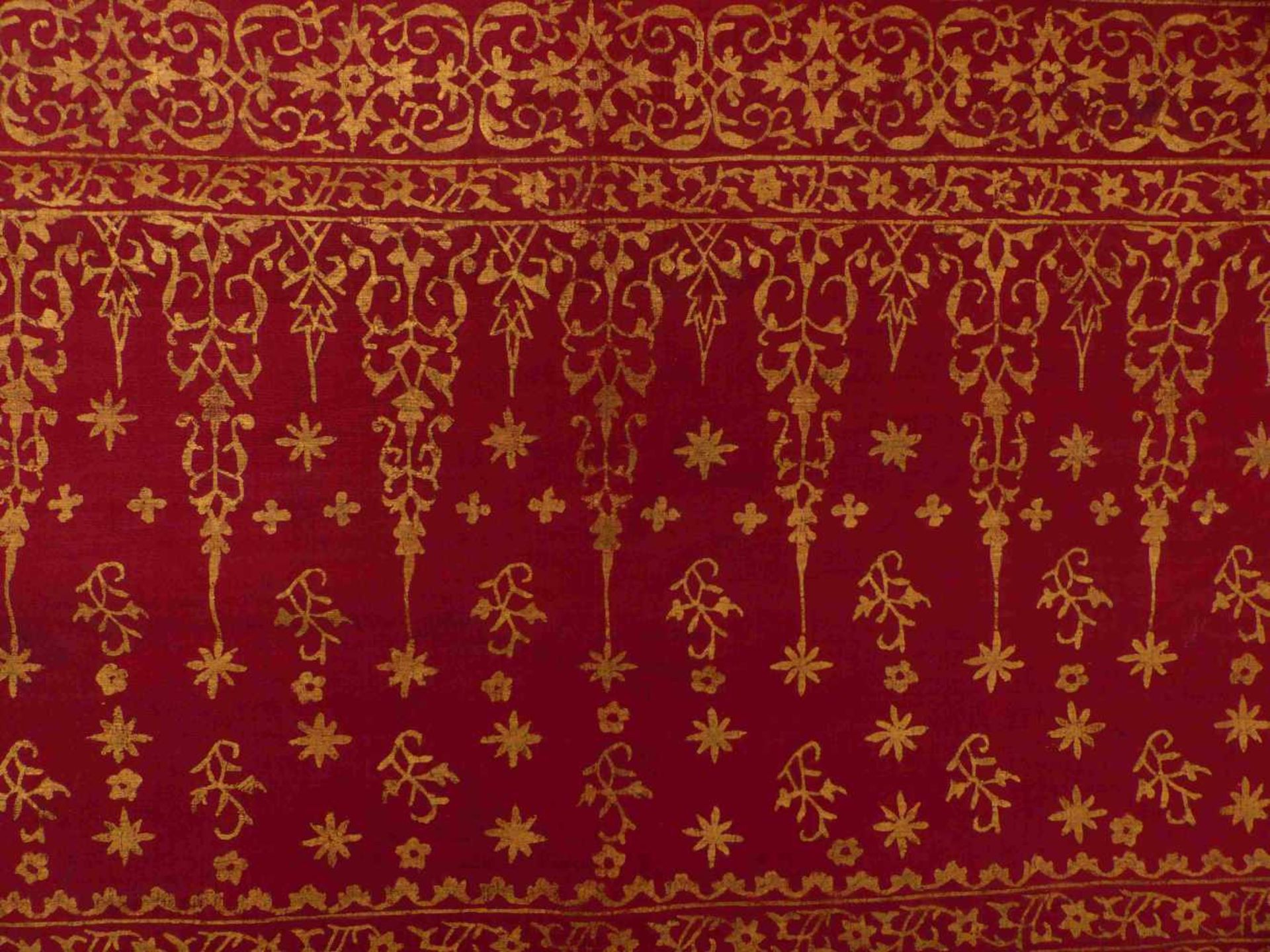 GebetstuchOman, wohl 19. Jh.Rechteckform mit floraler Goldmalerei auf rotem Grund. 85 x 198 cm. -