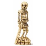 Netsuke eines Skeletts mit Totenkopf in der HandJapan, Meiji-Periode, 2. H. 19. Jh.In langer Sashi-