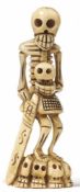 Netsuke eines Skeletts mit Totenkopf in der HandJapan, Meiji-Periode, 2. H. 19. Jh.In langer Sashi-