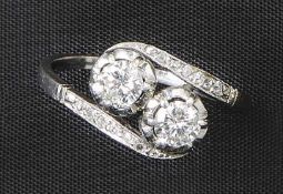 Brillantring1. H. 20. Jh.Als sog. Toi-et-moi-Ring besetzt mit zwei Diamanten im Brillantschliff,