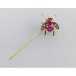 Figürliche ReversnadelUm 1900In Form einer kleinen Fliege, besetzt mit zwei Rubinen und vier