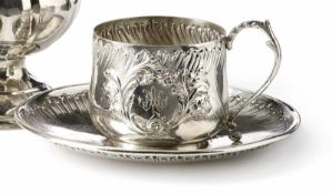 Tasse und UntertellerFrankreich, 19. Jh.Am Rand geschweiftes Muschelwerk, Tasse mit Monogramm in