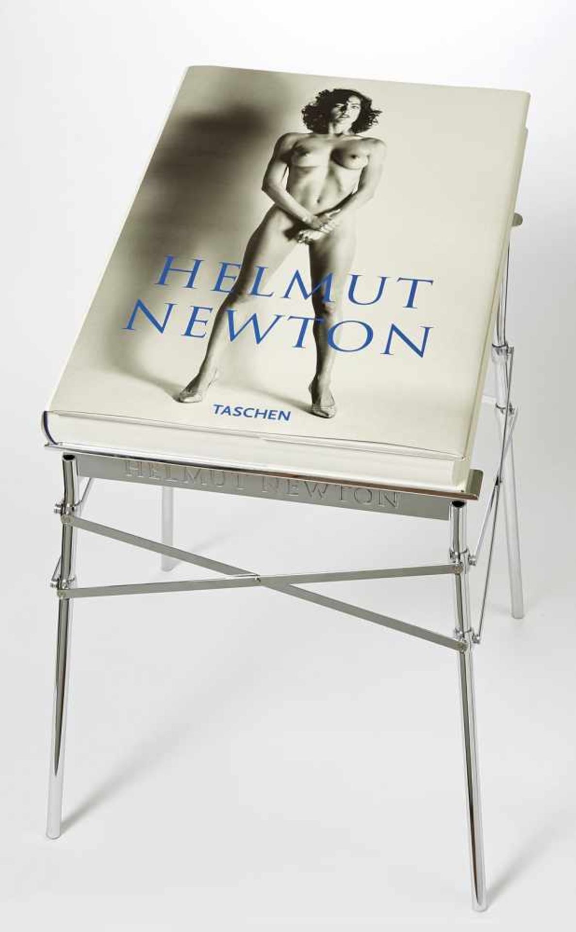 Newton, June (Hg.)Helmut Newton's SUMO464 S. mit über 400 Illustrationen. Hardcover, 50 x 70 cm, ca. - Bild 2 aus 3