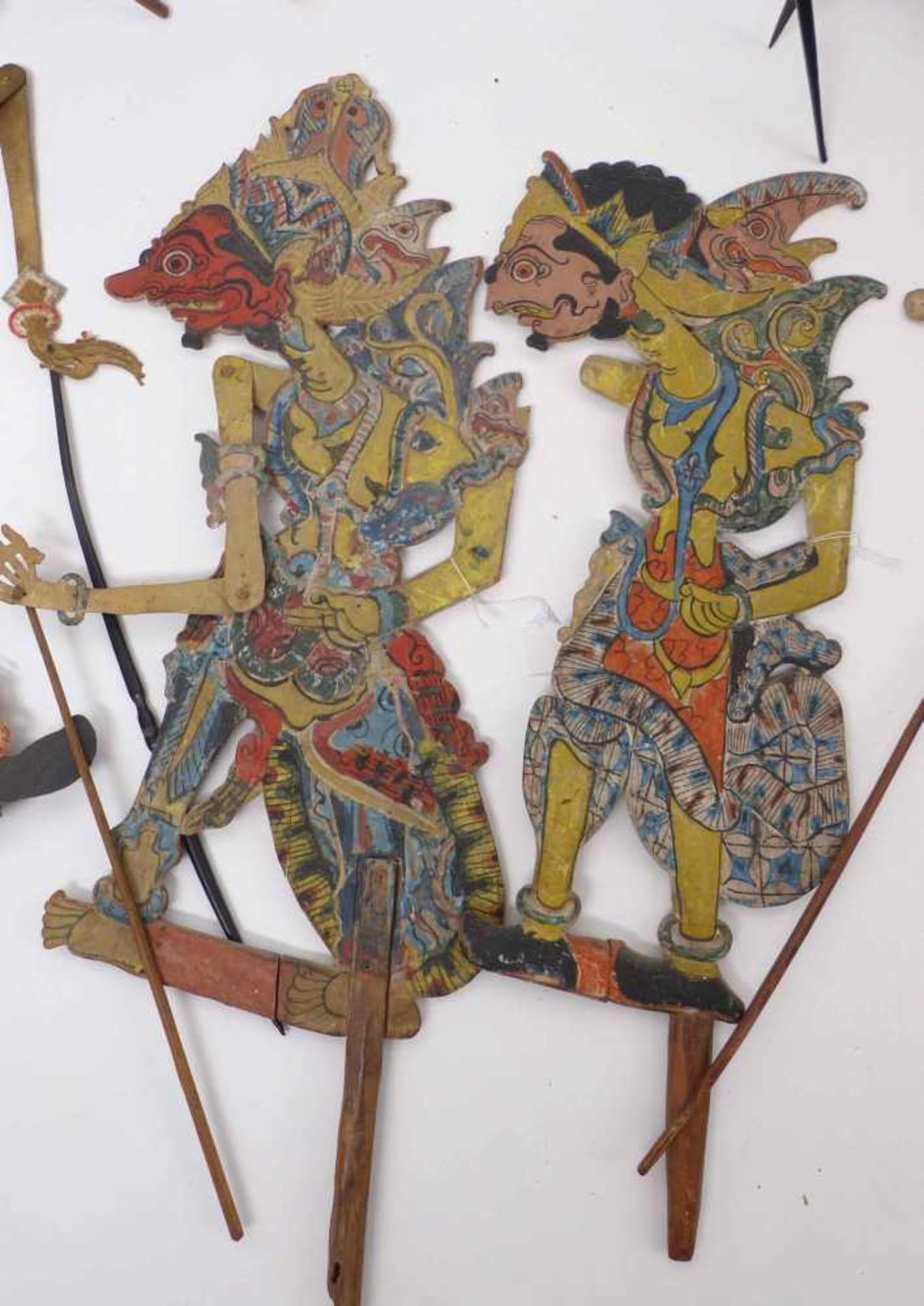 Sechs indonesische Schattenfiguren (Wayang Kulit-Figuren)Java, um 1900Verschiedene Charaktere des - Image 3 of 4