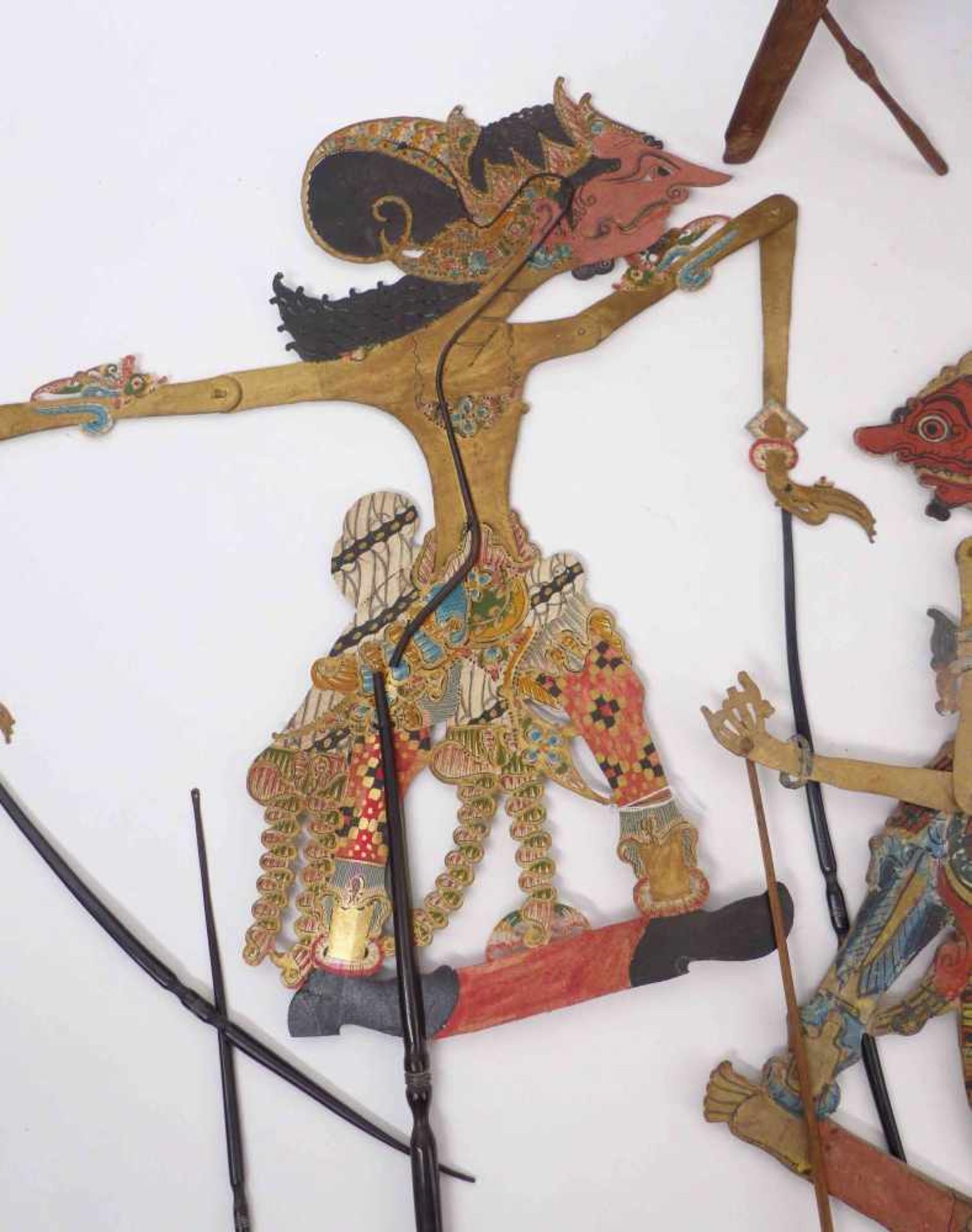 Sechs indonesische Schattenfiguren (Wayang Kulit-Figuren)Java, um 1900Verschiedene Charaktere des - Image 2 of 4