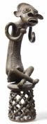 Figur der BeninNigeria, um 1920 oder früherSitzfiguren auf Hocker. Bronze. H. 73 cm. - Provenienz: