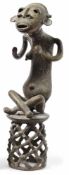 Figur der BeninNigeria, um 1920 oder früherSitzfiguren auf Hocker. Bronze. H. 76 cm. - Provenienz: