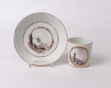 Tasse und UntertasseRauenstein, um 1800Zylinderform; runde, goldgerahmte Reserven mit in