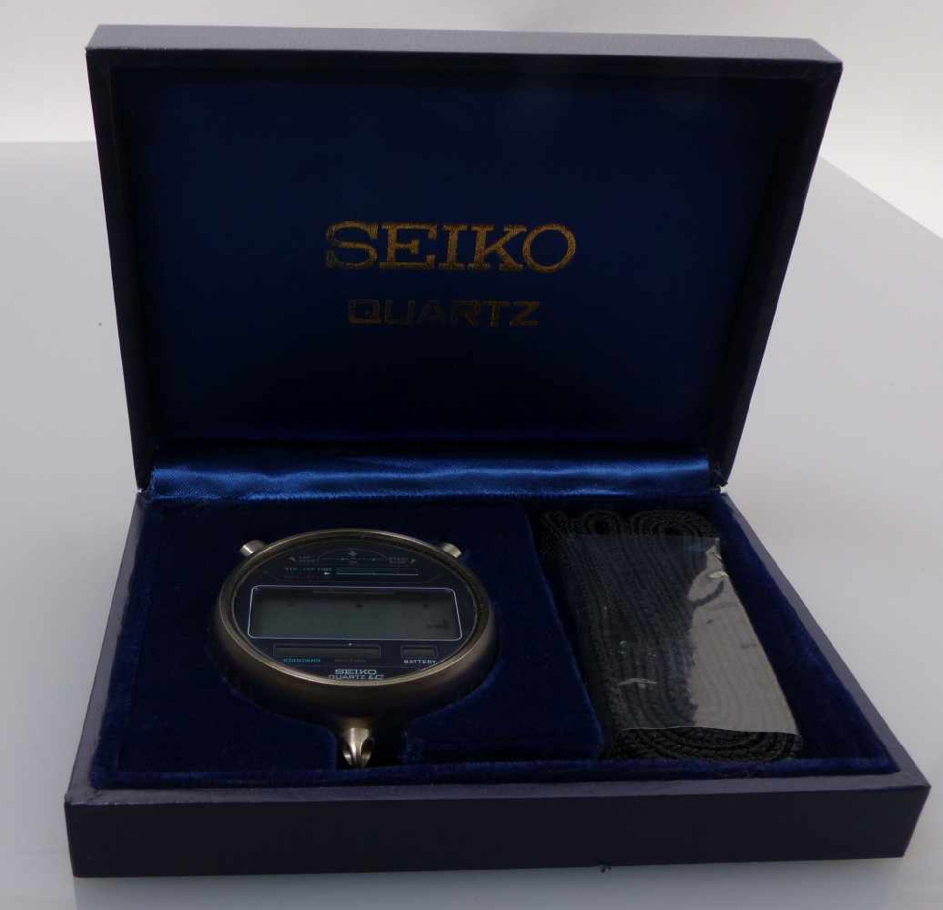 Seiko-Stoppuhr im EtuiE. 20. Jh.Rundes Gehäuse mit digitaler Anzeige. Edelstahl. Ø 5 cm. - Bild 2 aus 2