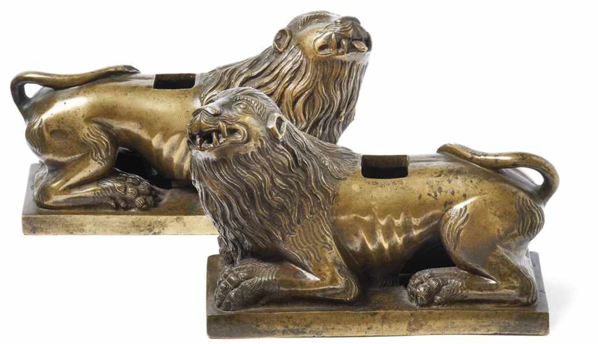 Seltenes Paar LöwenVenedig, um 1600Auf Rechtecksockel liegend, den Kopf erhoben und die Zunge