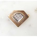 Kleine Brillantbrosche2. H. 20. Jh.Polygonale Schauseite, besetzt mit acht Diamanten im