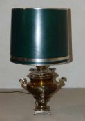 Samowar als Tischlampe adaptiertRussland, um 1900Messingkorpus mit seitlichen Handhaben, grüner