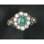 Diamant-Smaragd-RingUm 1800Teilweise floral verzierte Schiene, blütenförmige Schauseite besetzt