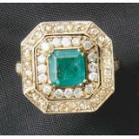 Smaragd-Diamant-Ring20. Jh.Glatte Schiene, oktogonale, getreppte Schauseite, besetzt mit