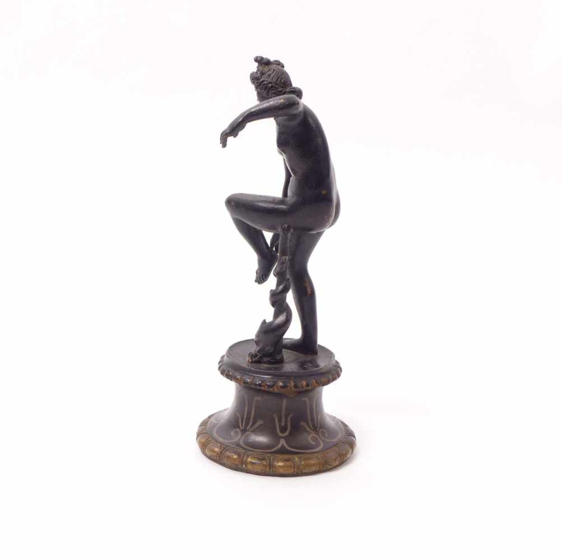 Sandalenlösende Aphrodite17./19. Jh.Auf rundem, konkav geschwungenem Sockel auf einem Bein stehender - Image 3 of 3