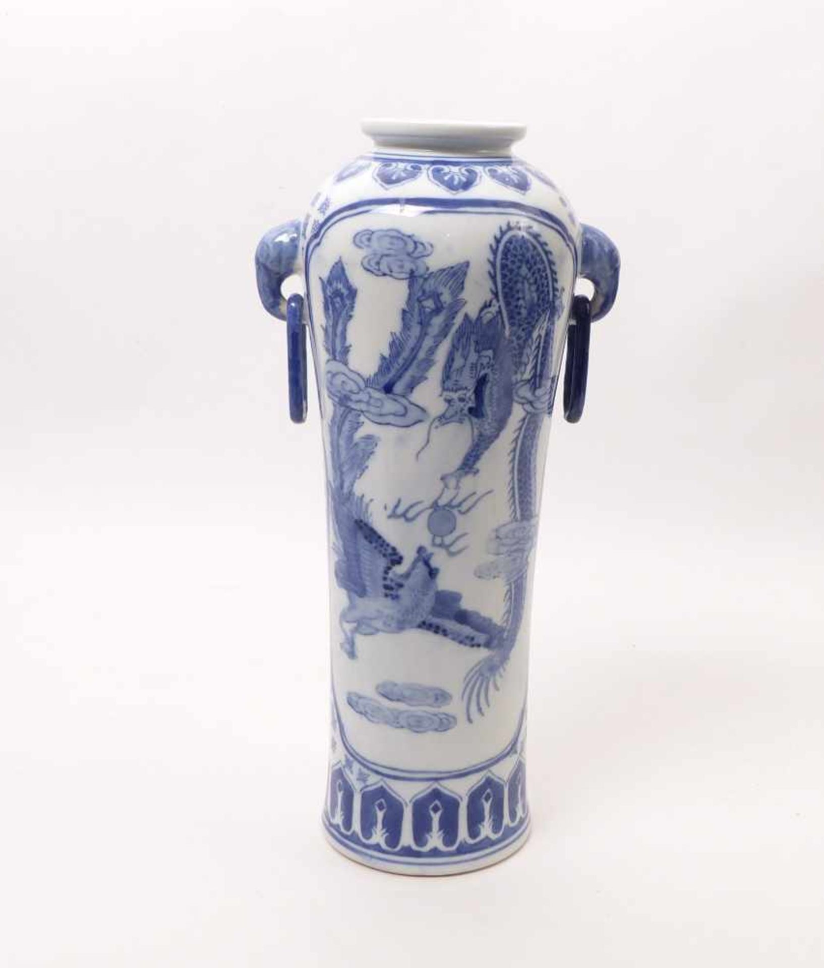 VaseChina, Qing-Dynastie, um 1800Schlanke Zylinderform mit gerundeter Schulter, zwei
