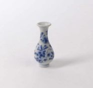 Doll's house VaseChina, wohl Kangxi-PeriodeMiniatur-Balustervase mit kobaltblauen Pflaumenzweigen