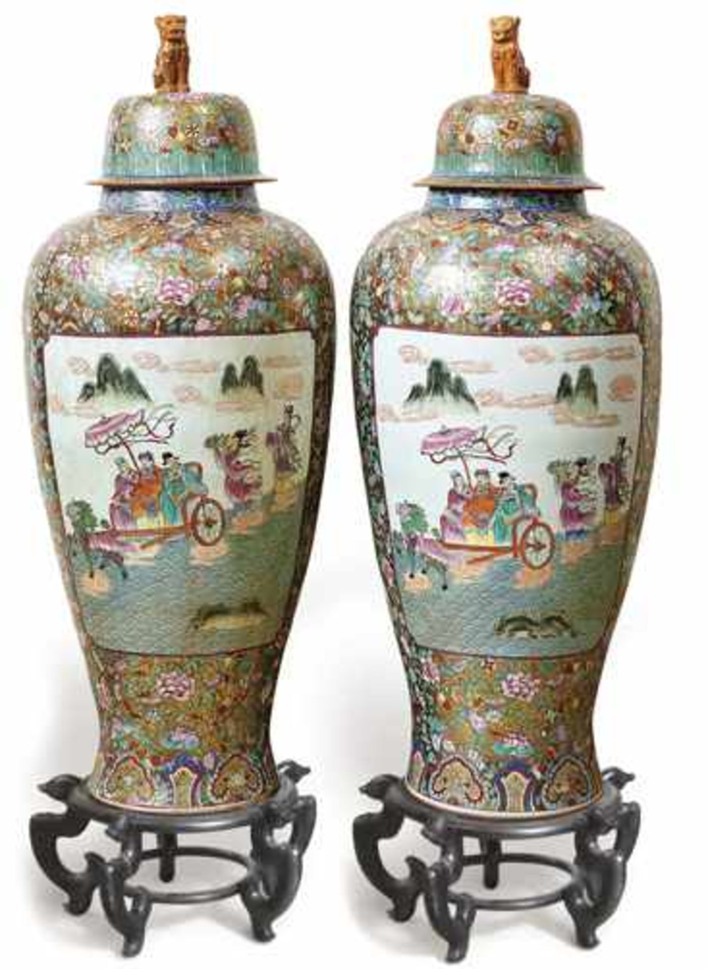 Paar PalastvasenChina, um 1900Hochschultrig gebauchte Form mit kurzem Zylinderhals, aufgewölbter
