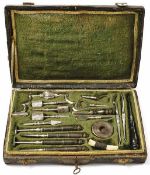 TrepanationsbesteckFrankreich, 2. H. 18. Jh.Lederbezogener Holzkasten mit verschiedenen Instrumenten