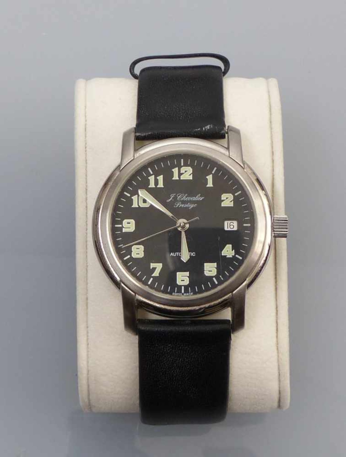 J.-Chevalier-Prestige-HerrenarmbanduhrE. 20. Jh.Rundes Gehäuse mit Sichtboden, schwarzes Zifferblatt - Bild 2 aus 3