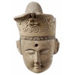 Kopf einer Kuan-Yin FigurChina, Ming-Dynastie, 16./17. Jh.Im großen Diadem Relieffigur des sitzenden