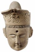 Kopf einer Kuan-Yin FigurChina, Ming-Dynastie, 16./17. Jh.Im großen Diadem Relieffigur des sitzenden