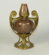 Kleine Vase in MontierungWohl Frankreich, um 1900Doppelkürbisförmige Vase mit brauner