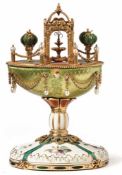 Fabergé-"Meissen-Ei" mit SpielwerkPforzheim, Victor MayerRunder Fuß aus Porzellan der Staatlichen