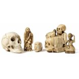 Fünf NetsukeJapanKonvolut mit zwei figurativen Darstellungen, zwei Totenschädeln und einem