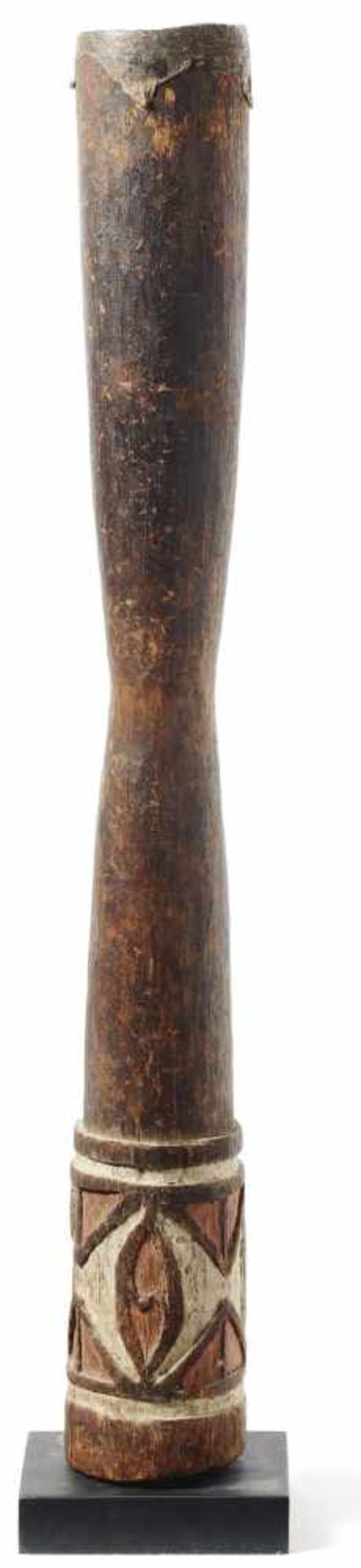 Krieger- oder Jagd-BuschtrommelPapua-Neuguinea, Marind-anim-KopfjägerSchlanke Standtrommel mit