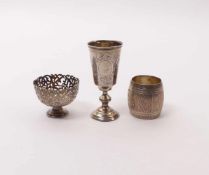Drei kleine SilberobjekteMoskau u.a., 19. und 20. Jh.Serviettenring in Fassform (H. 4,2 cm),