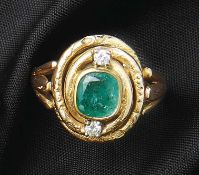 Smaragd-Brillant-Ring2. H. 20. Jh.Glatte Schiene mit durchbrochen gearbeiteter Schauseite, besetzt
