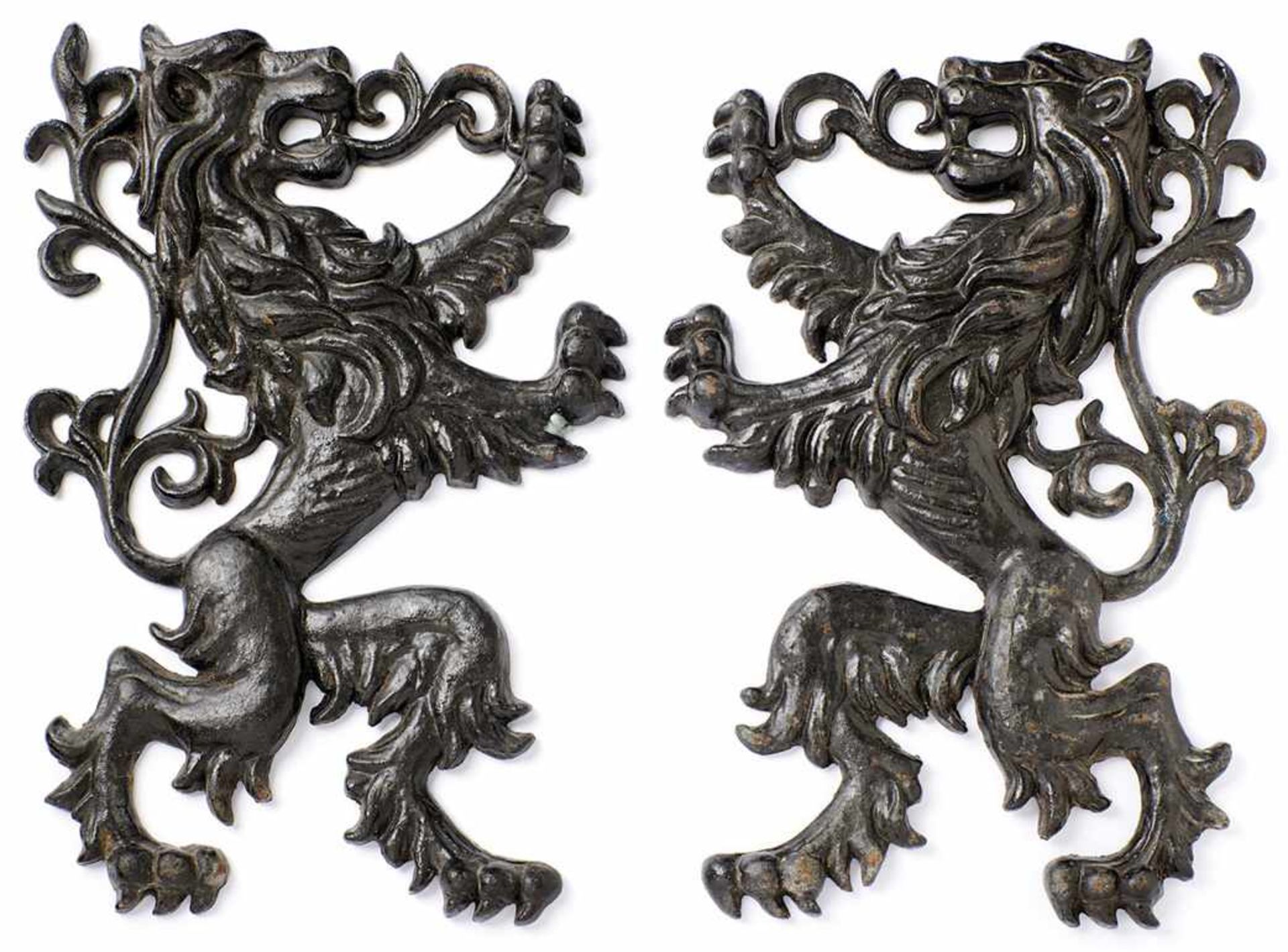 Paar Löwen als Wandappliken19. Jh.Plastisch reliefierte, gegenständig stehende Löwenfiguren, Schwanz