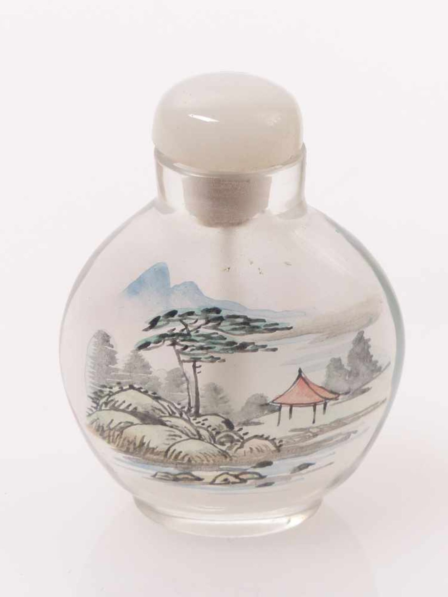 Zwei Snuff-BottlesChina, 19./20. Jh.Eine Plattflasche aus farblosem Glas mit Innenmalerei: - Image 2 of 4