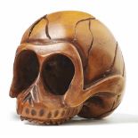 Netsuke eines TotenkopfsJapan, Meiji-Periode, 1868-1912Holz, realistisch geschnitzt. H. 4 cm.