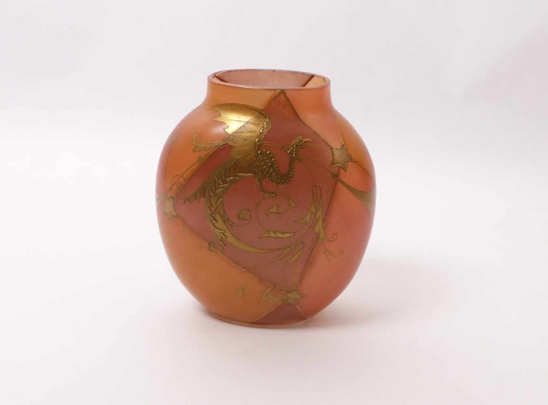 Vase mit DrachenBöhmen, um 1890/95Beidseitig abgeflachter, bauchiger Korpus mit kurzem Hals, Dekor