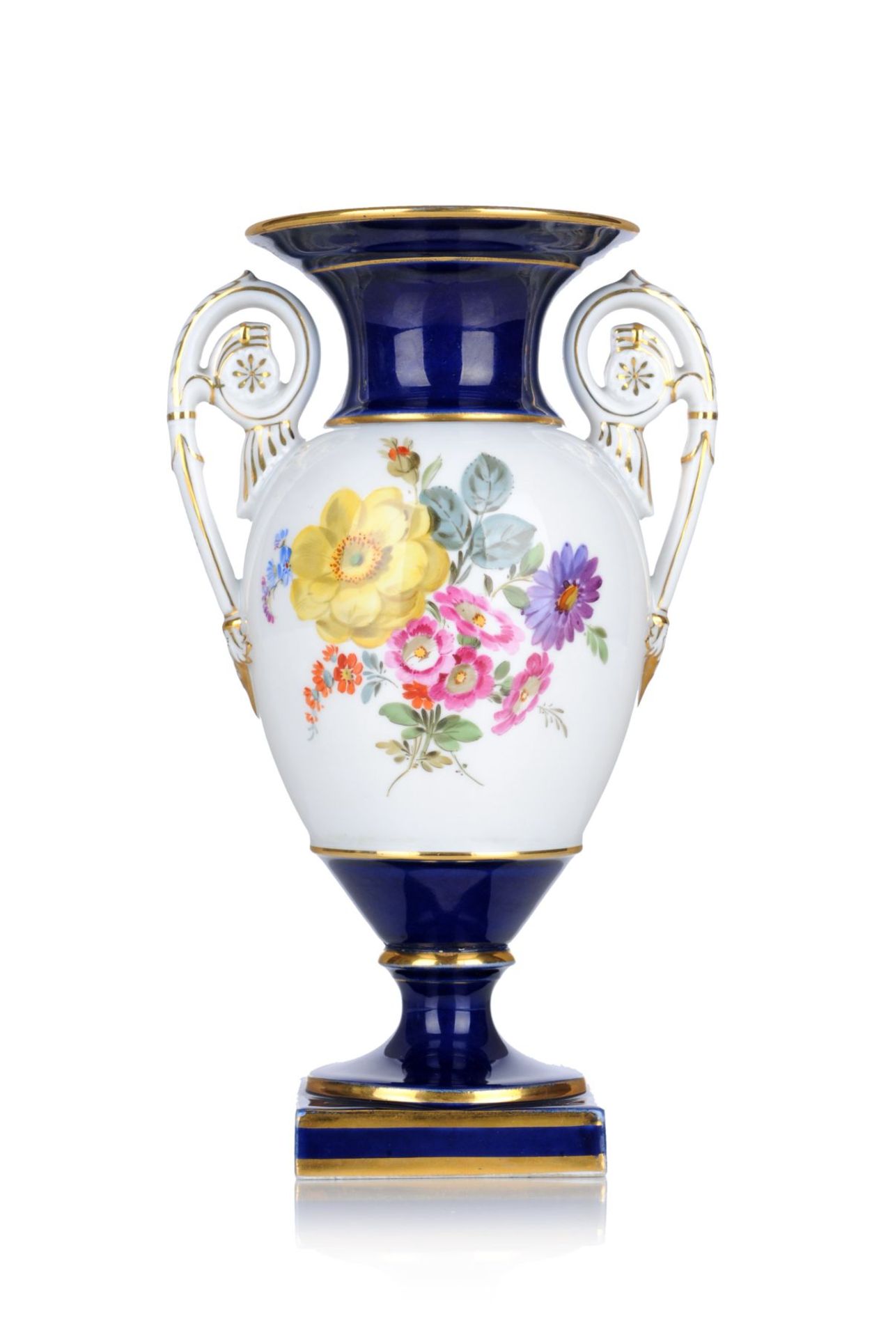 Amphorenvase "Bunte Bukettmalerei". Meissen. Um 1860. Porzellan, glasiert und montiert. Balusterform